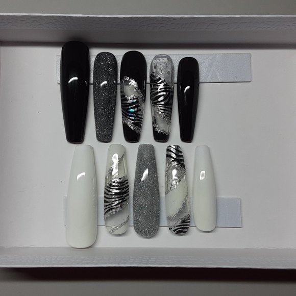 Custom Press Ons: Serengeti Queen - Picture 2 of 2